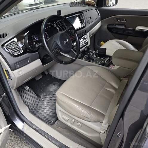 Kia Carnival-12