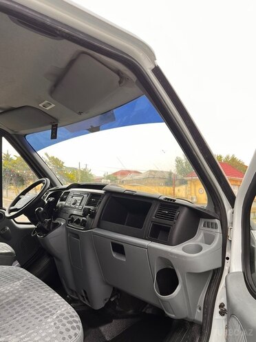 Ford Transit-13