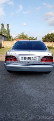 Mercedes E 240-2