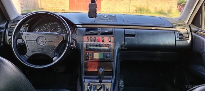 Mercedes E 240-6