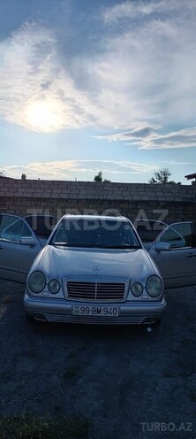Mercedes E 240-1