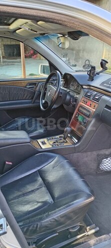 Mercedes E 240-4