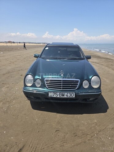 Mercedes E 200-1