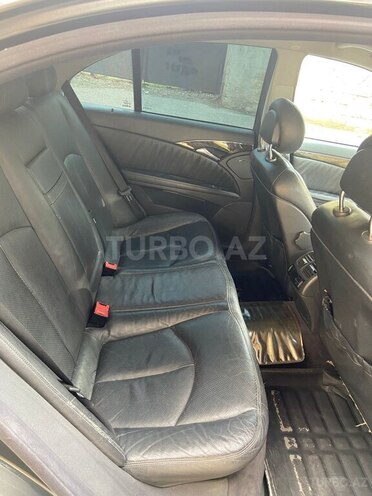 Mercedes E 270-9