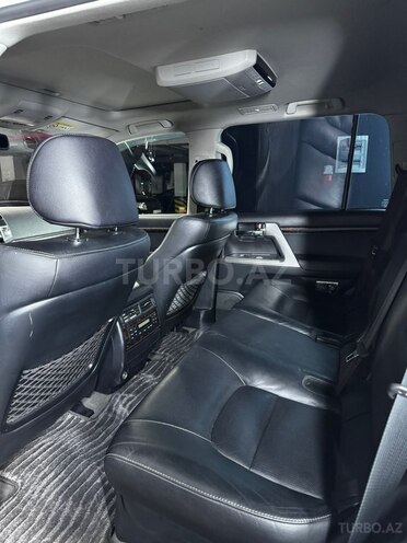 Toyota Land Cruiser-9