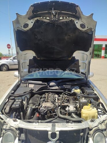 Mercedes E 220-11