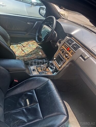 Mercedes E 270-6