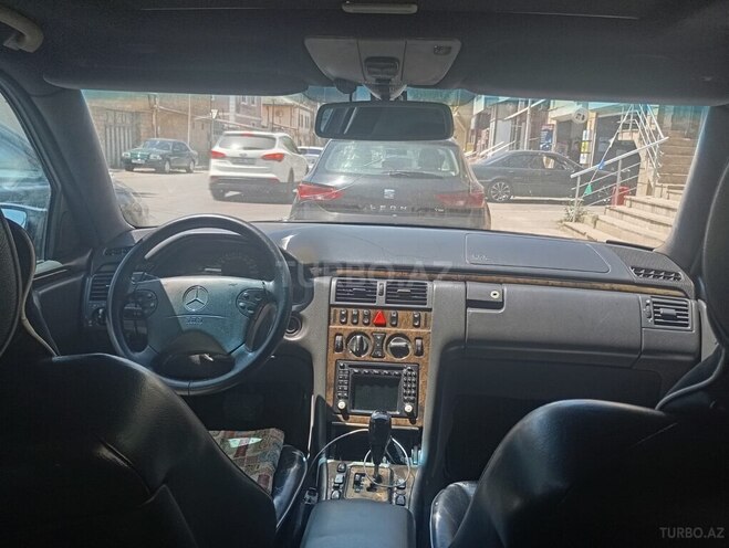 Mercedes E 270-10