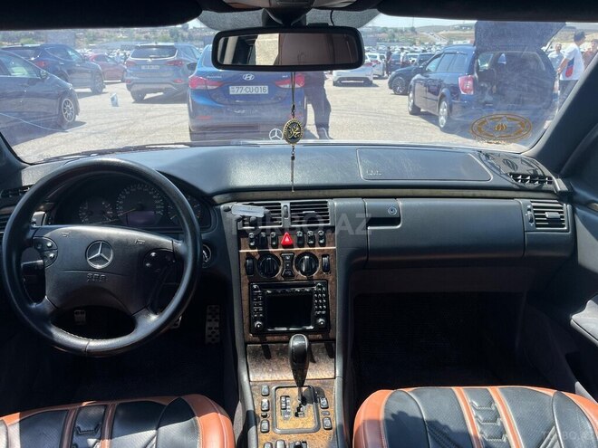 Mercedes E 220-11