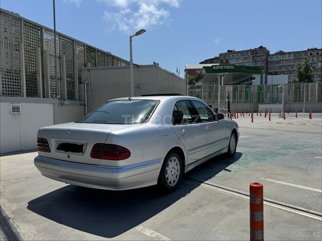 Mercedes E 220-12