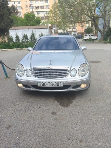 Mercedes E 240-1