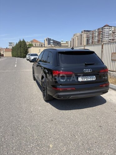 Audi Q7-6
