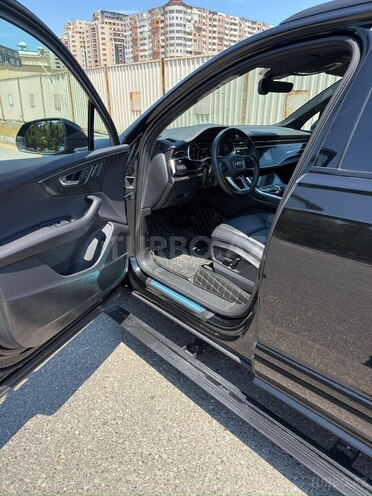 Audi Q7-11