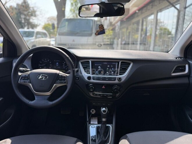Hyundai Accent-7