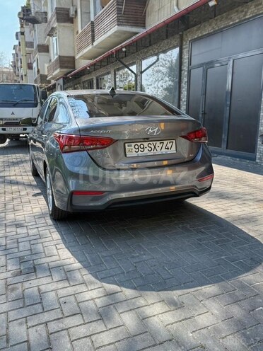Hyundai Accent-12