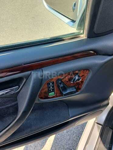 Mercedes E 240-17