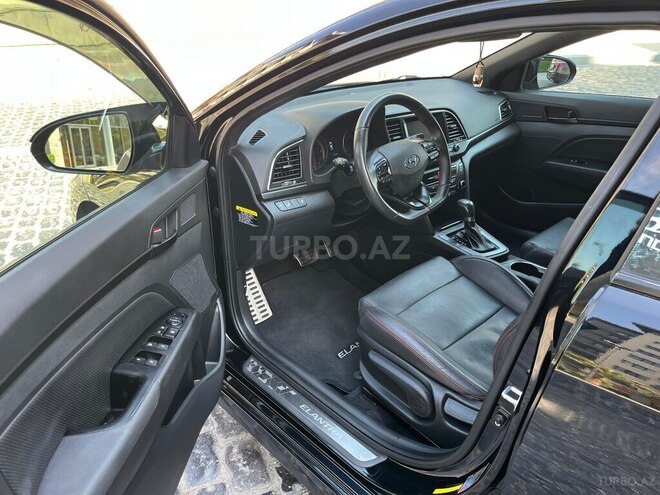 Hyundai Elantra-12