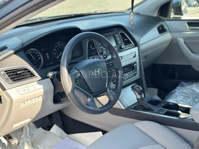 Hyundai Sonata-12