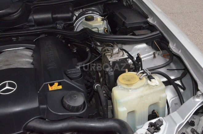 Mercedes E 240-4