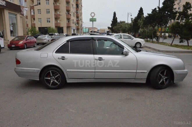 Mercedes E 240-2