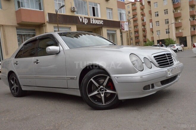 Mercedes E 240-1