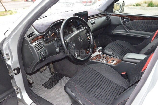 Mercedes E 240-8