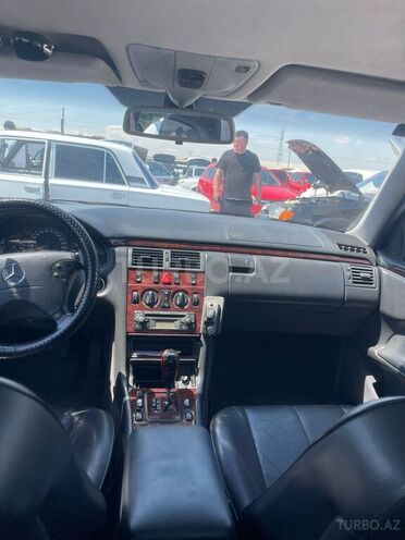 Mercedes E 200-3