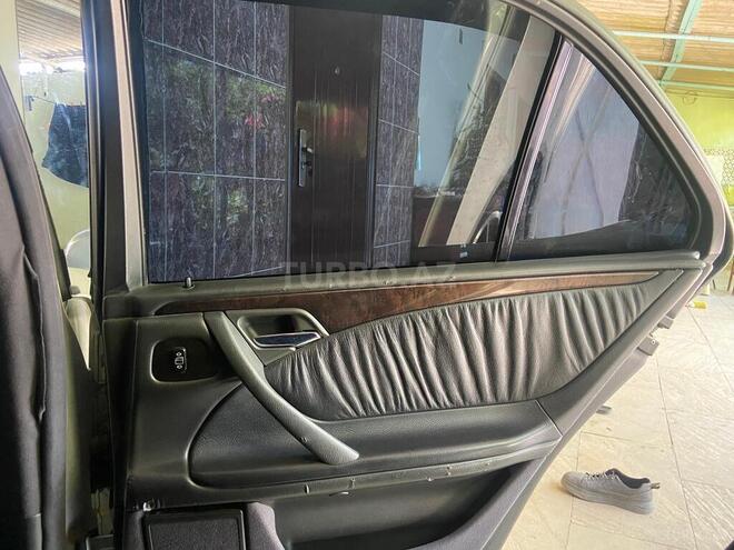 Mercedes E 270-11