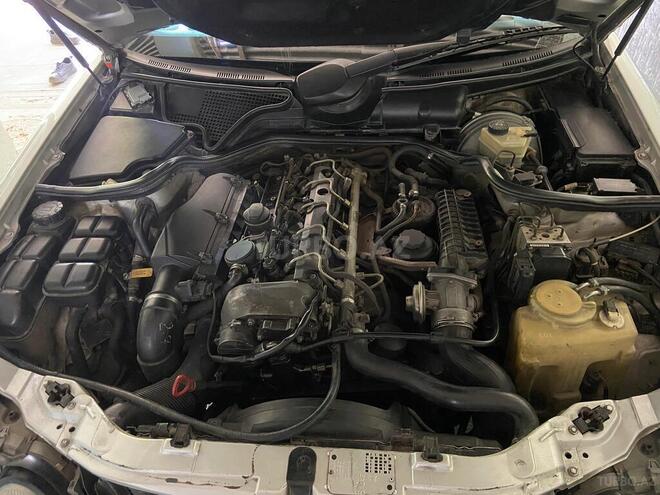Mercedes E 270-12