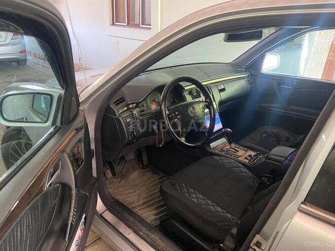 Mercedes E 270-6