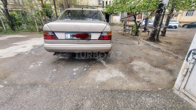 Mercedes 230 E-2