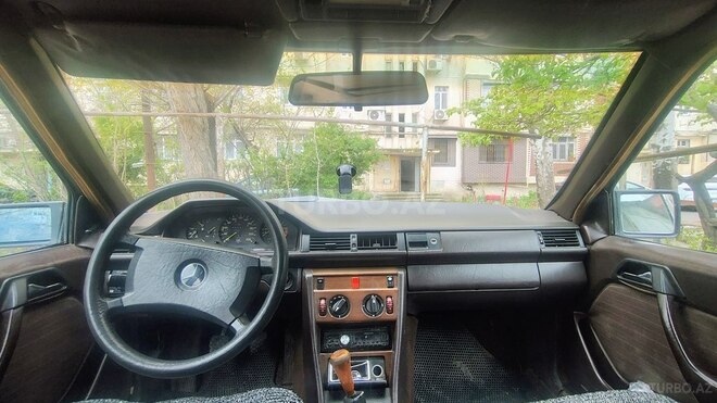 Mercedes 230 E-5