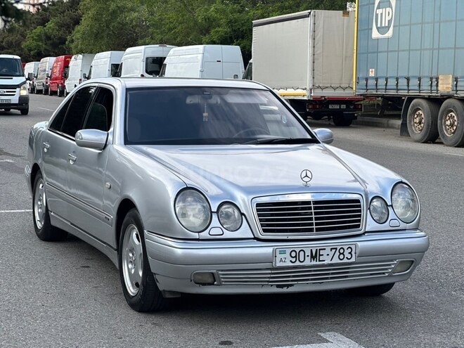 Mercedes E 240-1