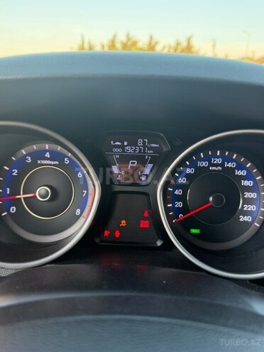 Hyundai Elantra-13