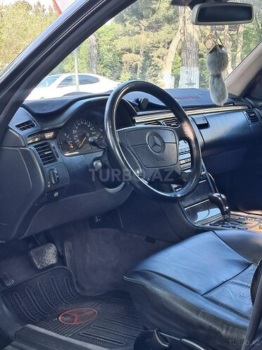 Mercedes E 280-8