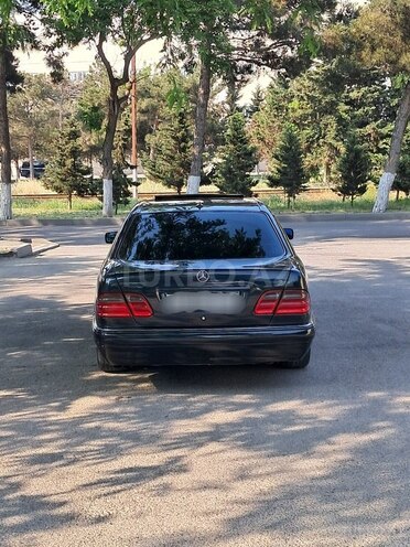 Mercedes E 280-11