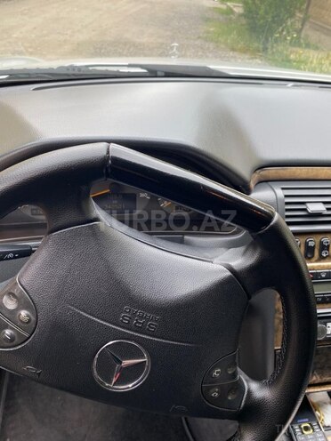 Mercedes E 240-5