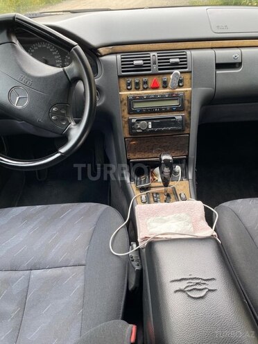 Mercedes E 240-6