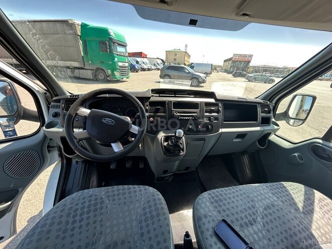 Ford Transit-9
