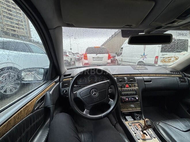 Mercedes E 280 4MATIC-7