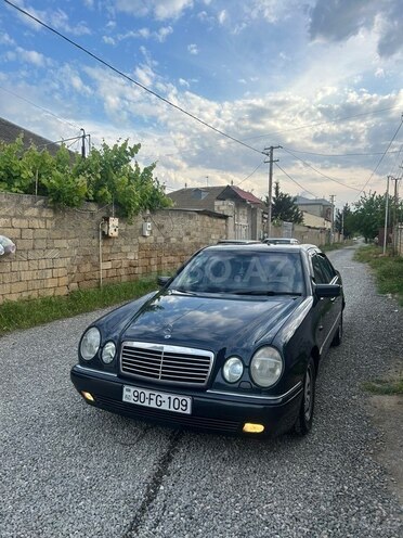 Mercedes E 240-1