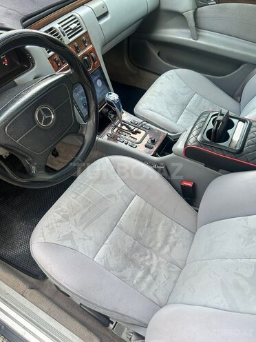 Mercedes E 240-3