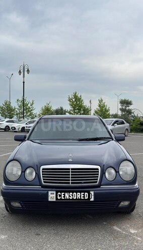 Mercedes E 240-1