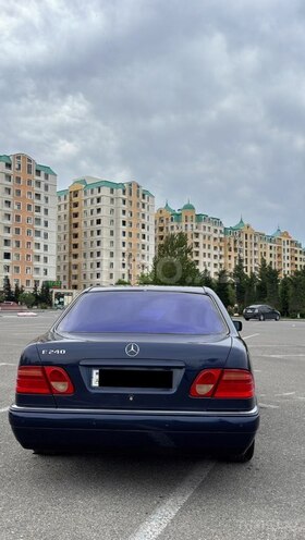 Mercedes E 240-2