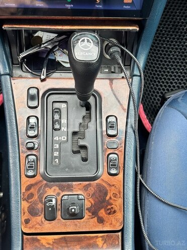 Mercedes E 240-11