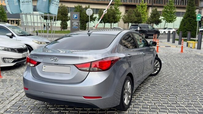 Hyundai Elantra-4