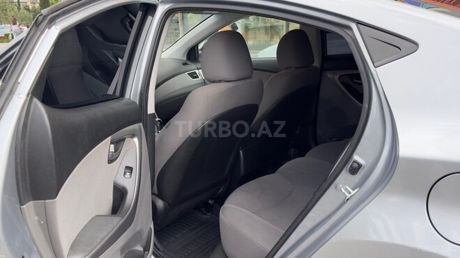 Hyundai Elantra-8