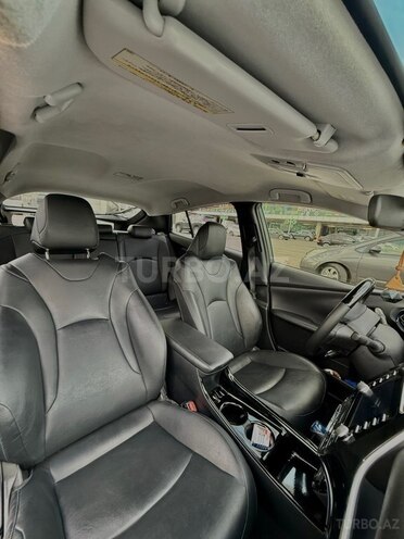 Toyota Prius-12