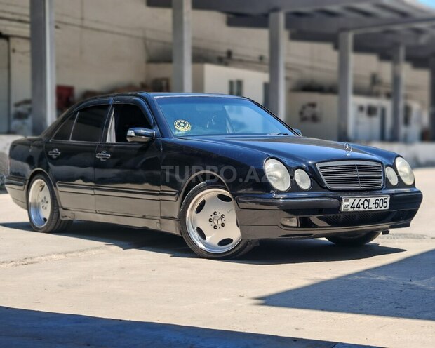 Mercedes E 220-1