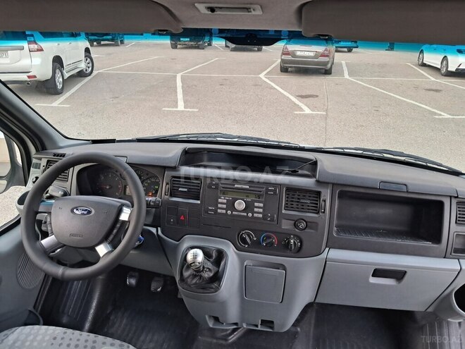 Ford Transit-13